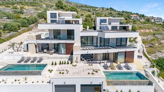 Moderna dvojna vila z infinity bazenom in panoramskim razgledom – Seget Gornji